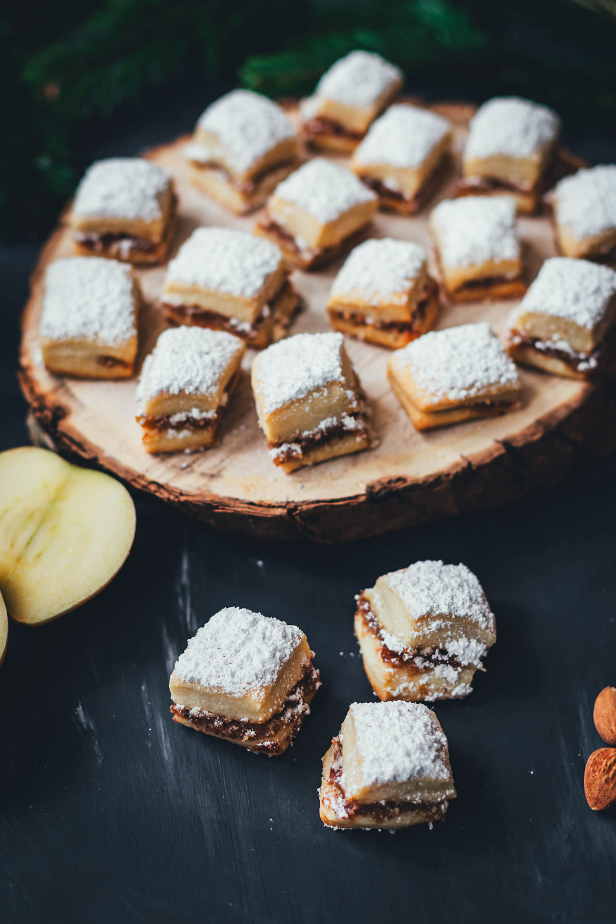 Geniale Rezeptidee für die Weihnachtsbäckerei: Einfaches Stollen-Konfekt mit saftiger Bratapfel-Füllung. Mein Bratapfel-Stollen-Konfekt ist kinderleicht im Thermomix zuzubereiten und der Star auf dem Weihnachtsplätzchen-Teller! | moeyskitchen.com