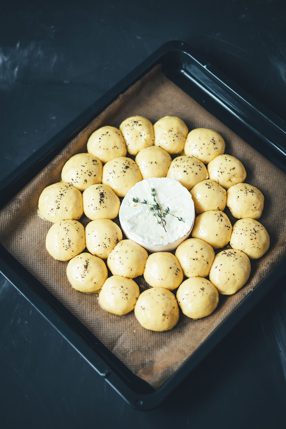 Rezept für herzhaften Brioche-Kranz mit Camembert | Partybrot bzw. Zupfbrot für die ganze Familie | moeyskitchen.com #partybrot #brotkranz #briochekranz #brot #camembert #weihnachten #weihnachtsmenü #brotzeit #rezepte #foodblogger
