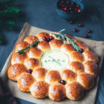 Rezept für herzhaften Brioche-Kranz mit Camembert | Partybrot bzw. Zupfbrot für die ganze Familie | moeyskitchen.com #partybrot #brotkranz #briochekranz #brot #camembert #weihnachten #weihnachtsmenü #brotzeit #rezepte #foodblogger