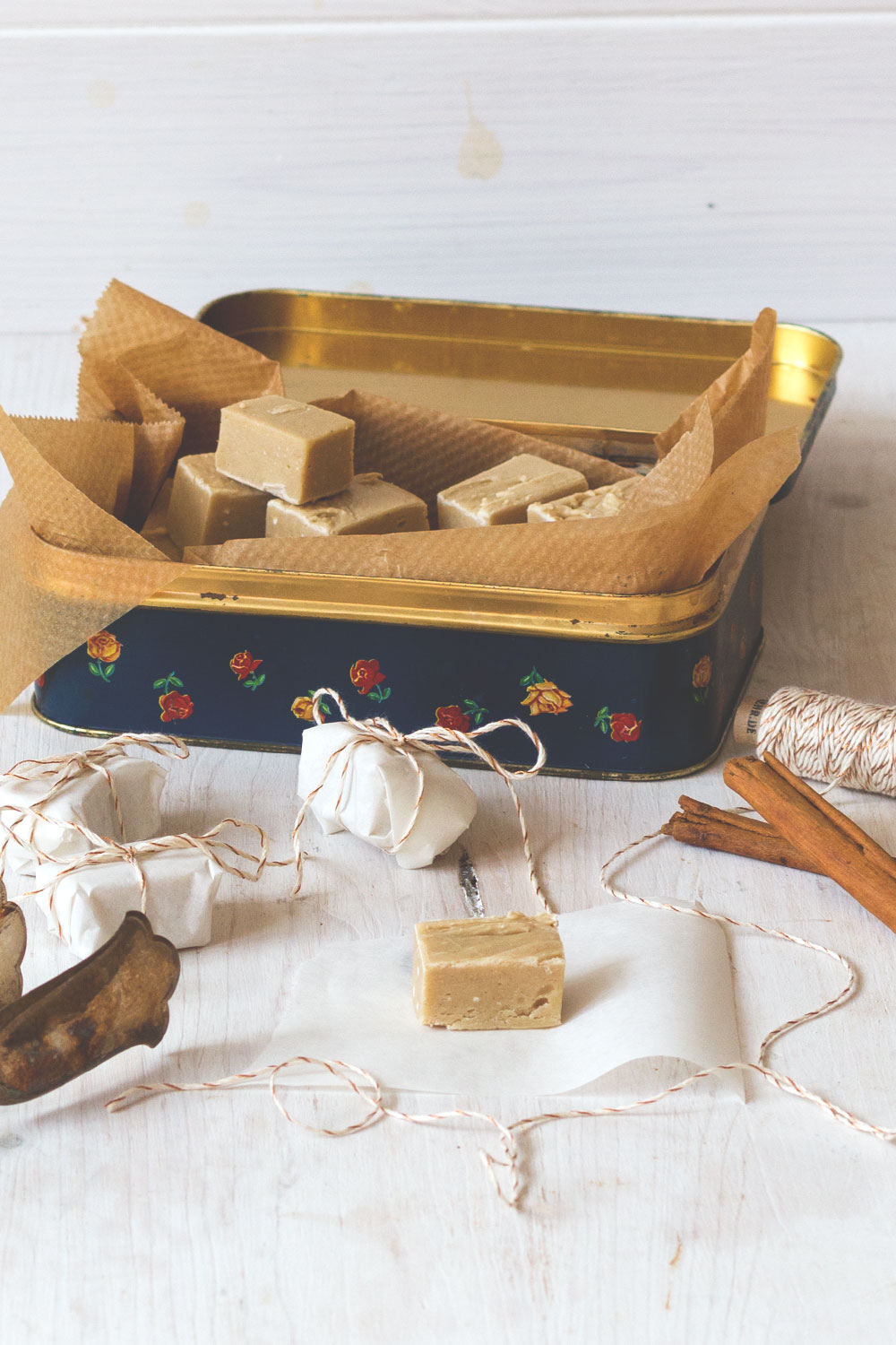 Rezept für Gingerbread Cookie Dough Fudge | Geschenkideen aus der Küche | moeyskitchen.com