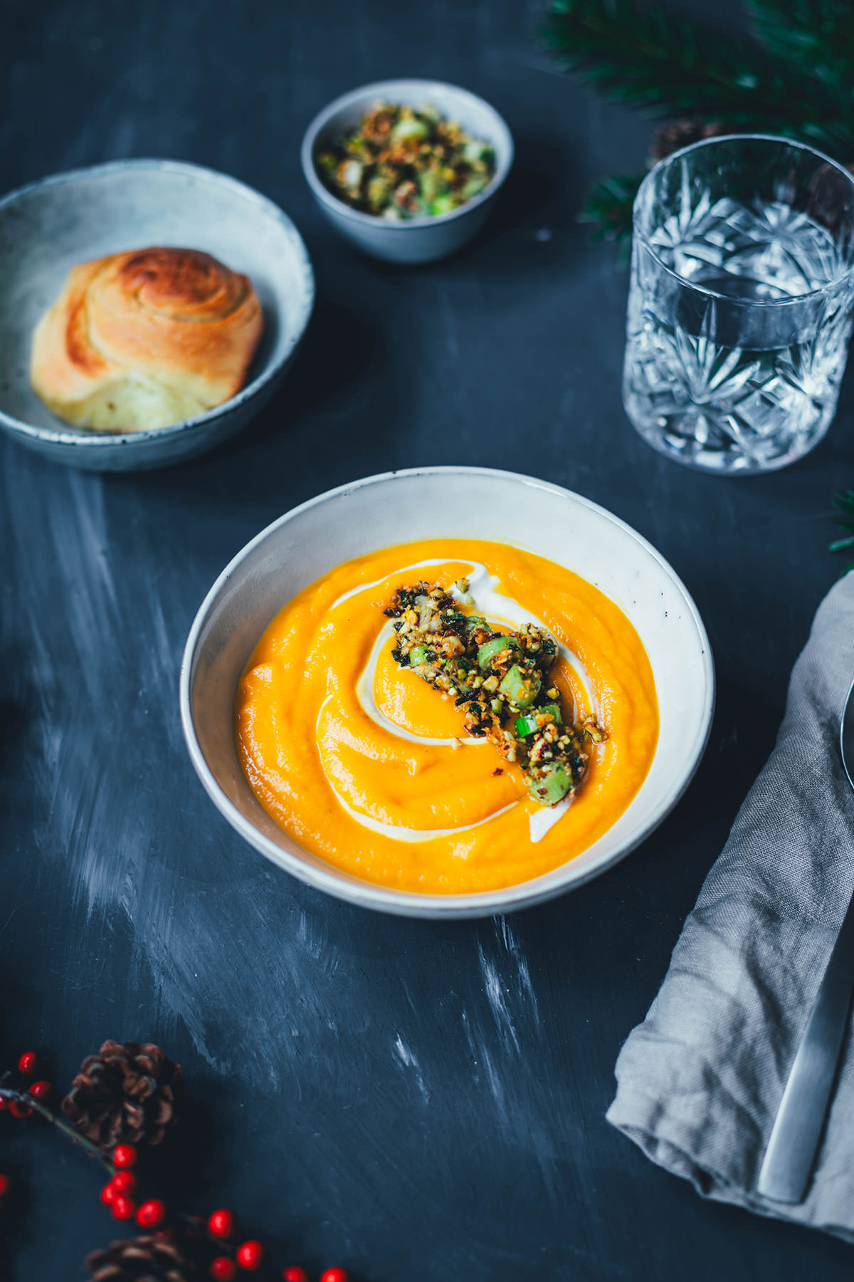 Amerikanische Vorspeise: Rezept für eine würzige Süßkartoffel-Orangen-Suppe mit Pistazien-Salbei-Topping und dazu Dinner Rolls, also frische, weiche, buttrige Brötchen als Beilagen. Perfekt als Vorspeise für Weihnachten und Silvester! | moeyskitchen.com