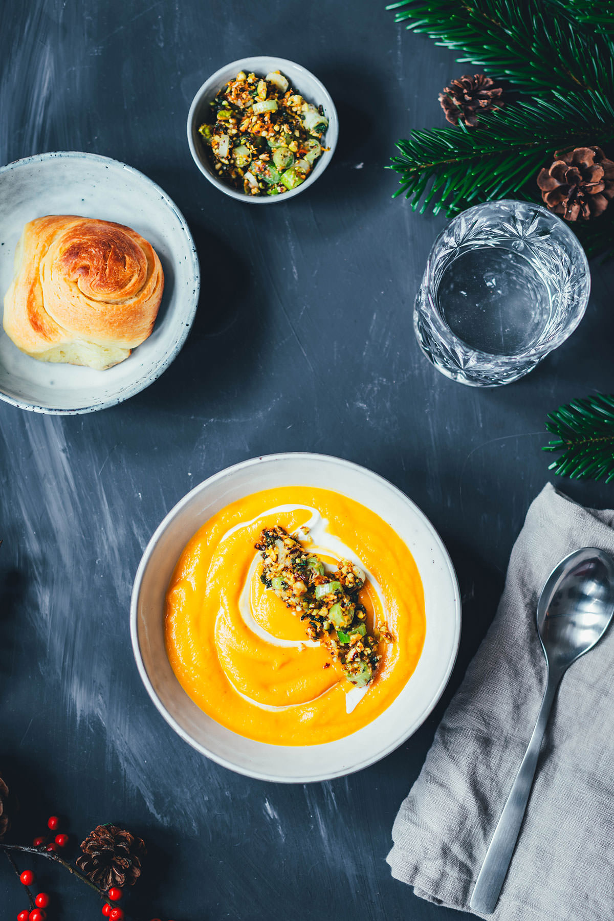 Amerikanische Vorspeise: Rezept für eine würzige Süßkartoffel-Orangen-Suppe mit Pistazien-Salbei-Topping und dazu Dinner Rolls, also frische, weiche, buttrige Brötchen als Beilagen. Perfekt als Vorspeise für Weihnachten und Silvester! | moeyskitchen.com