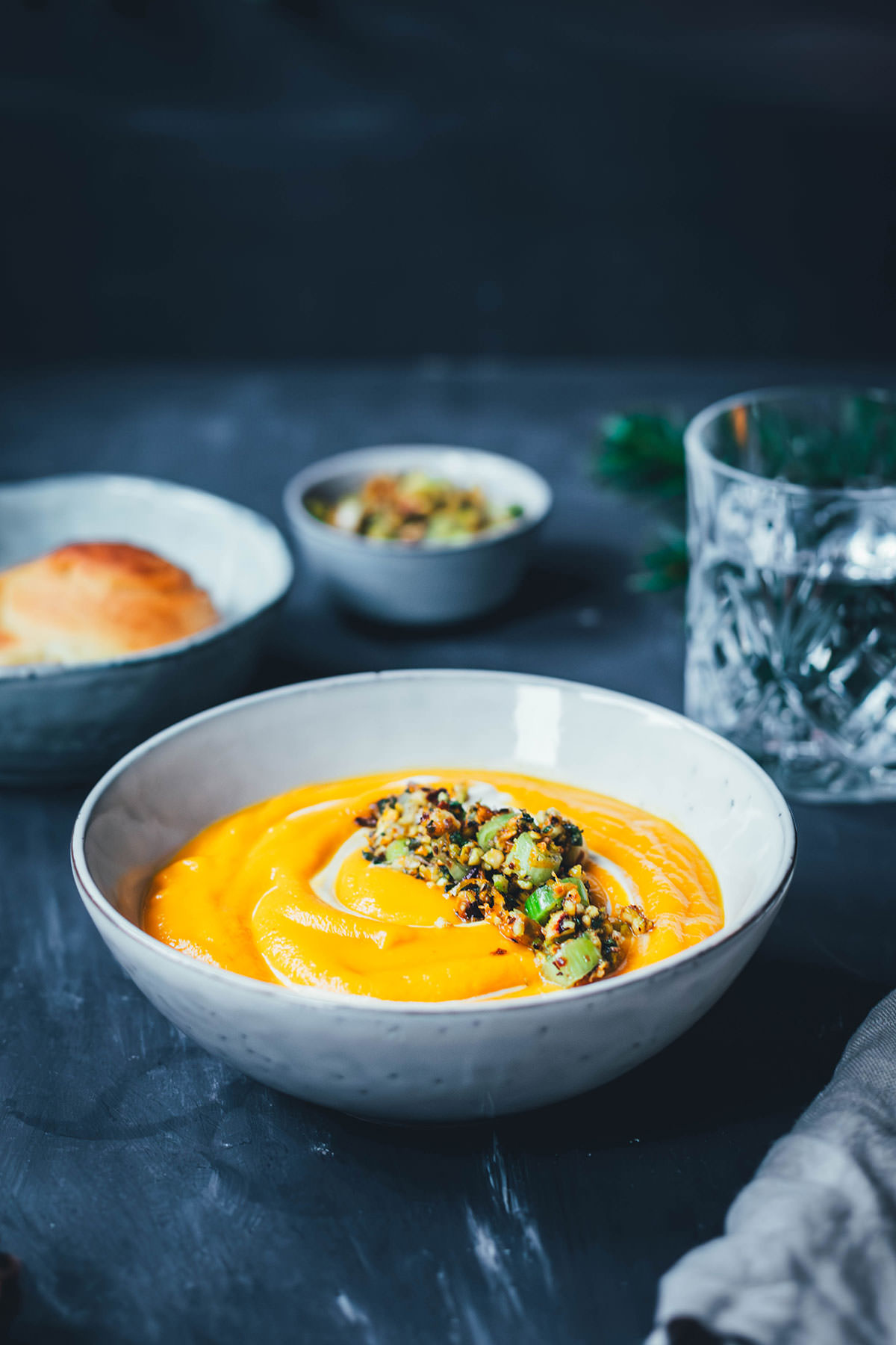 Amerikanische Vorspeise: Rezept für eine würzige Süßkartoffel-Orangen-Suppe mit Pistazien-Salbei-Topping und dazu Dinner Rolls, also frische, weiche, buttrige Brötchen als Beilagen. Perfekt als Vorspeise für Weihnachten und Silvester! | moeyskitchen.com