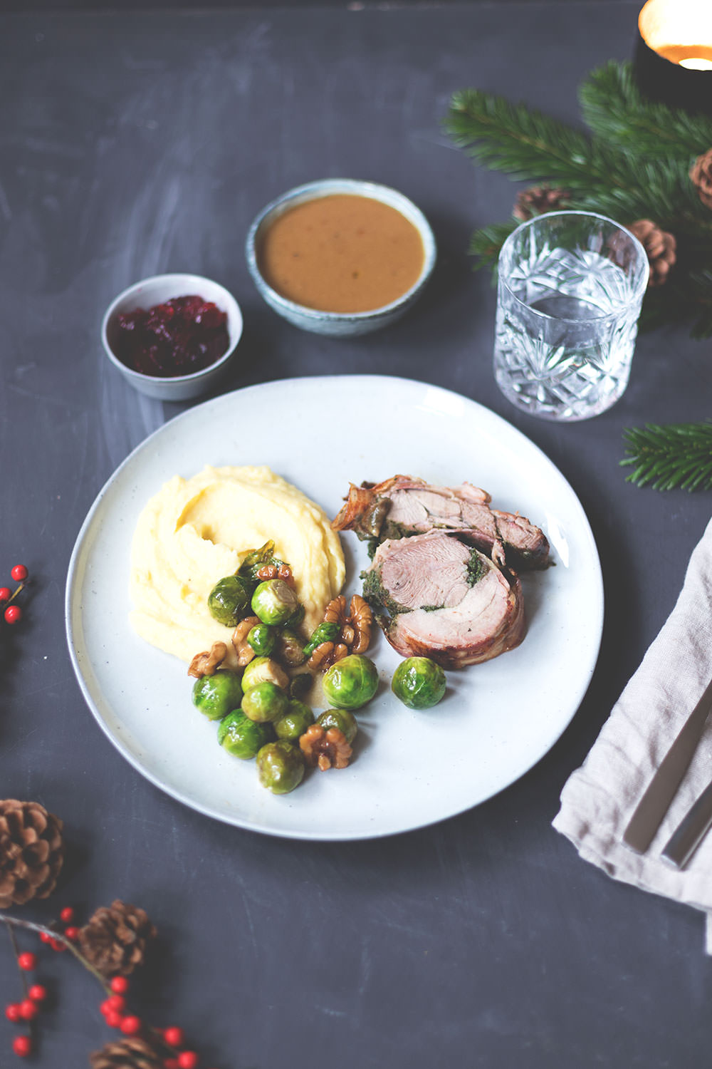Truthahn-Rollbraten mit Gravy und Cranberrysauce, Cider-Rosenkohl und Garlic Mashed Potatoes | moeyskitchen.com