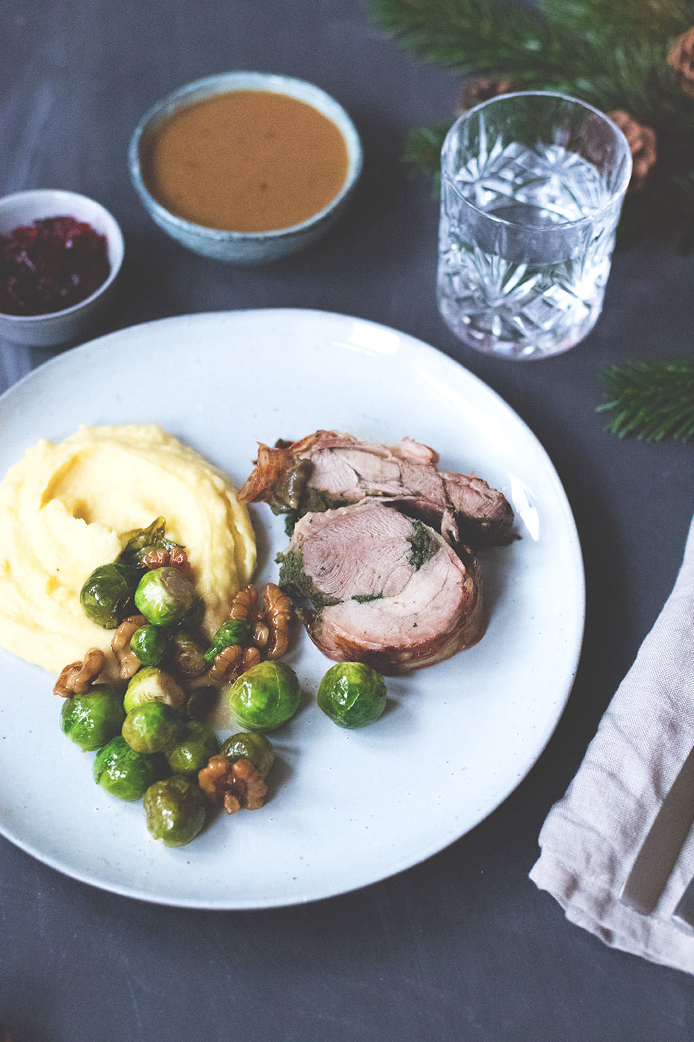 Truthahn-Rollbraten mit Gravy und Cranberrysauce, Cider-Rosenkohl und Garlic Mashed Potatoes | moeyskitchen.com