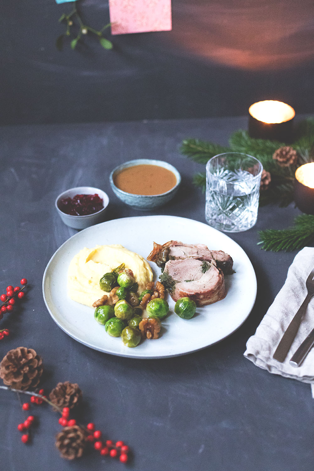Truthahn-Rollbraten mit Gravy und Cranberrysauce, Cider-Rosenkohl und Garlic Mashed Potatoes | moeyskitchen.com