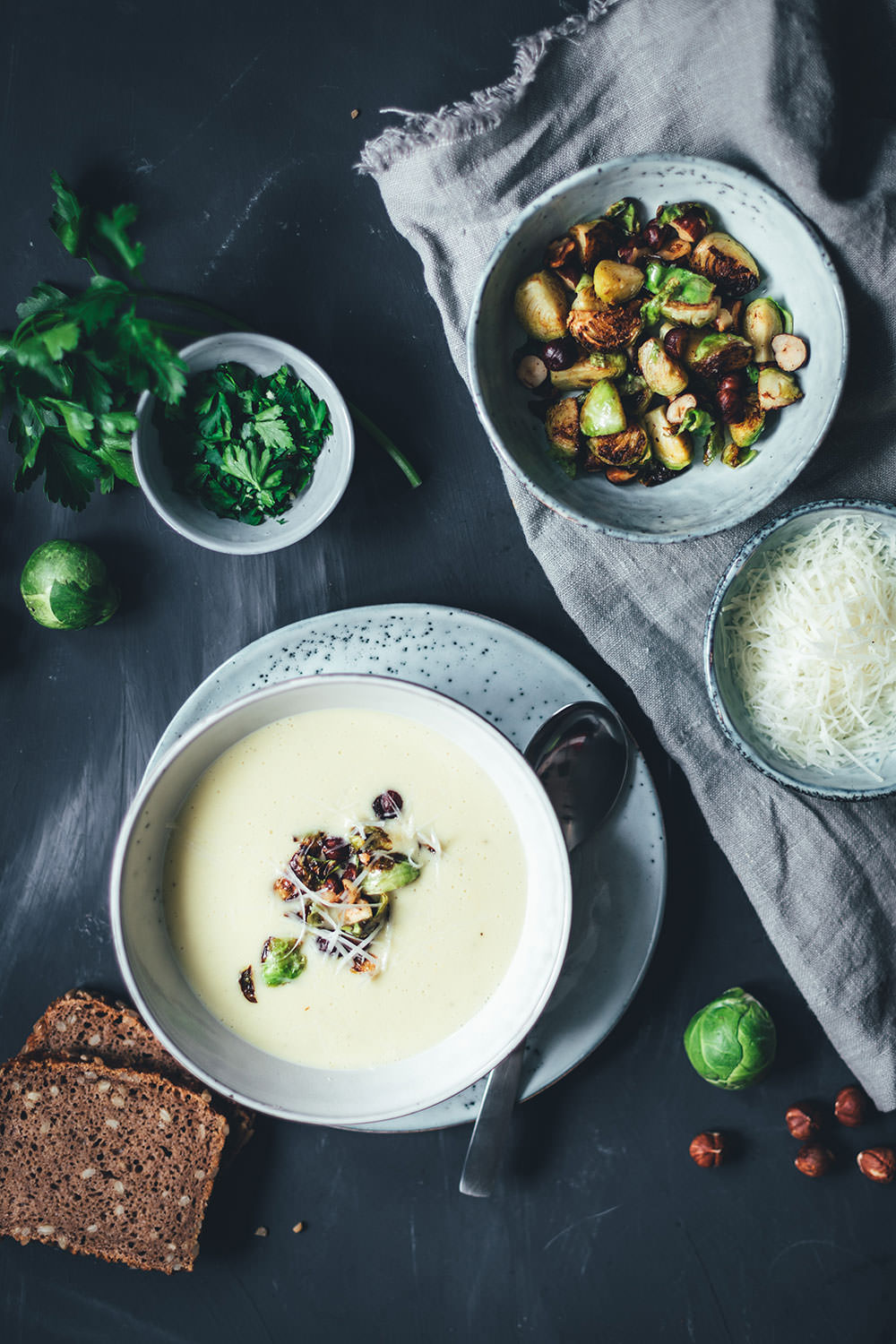 Rezept für Rosenkohl-Creme-Suppe mit Pecorino und Haselnüssen | moeyskitchen.com #rosenkohl #suppe #cremesuppe #rosenkohlsuppe #winter #vegetarisch #soulfood #veggie #rezepte #foodblogger