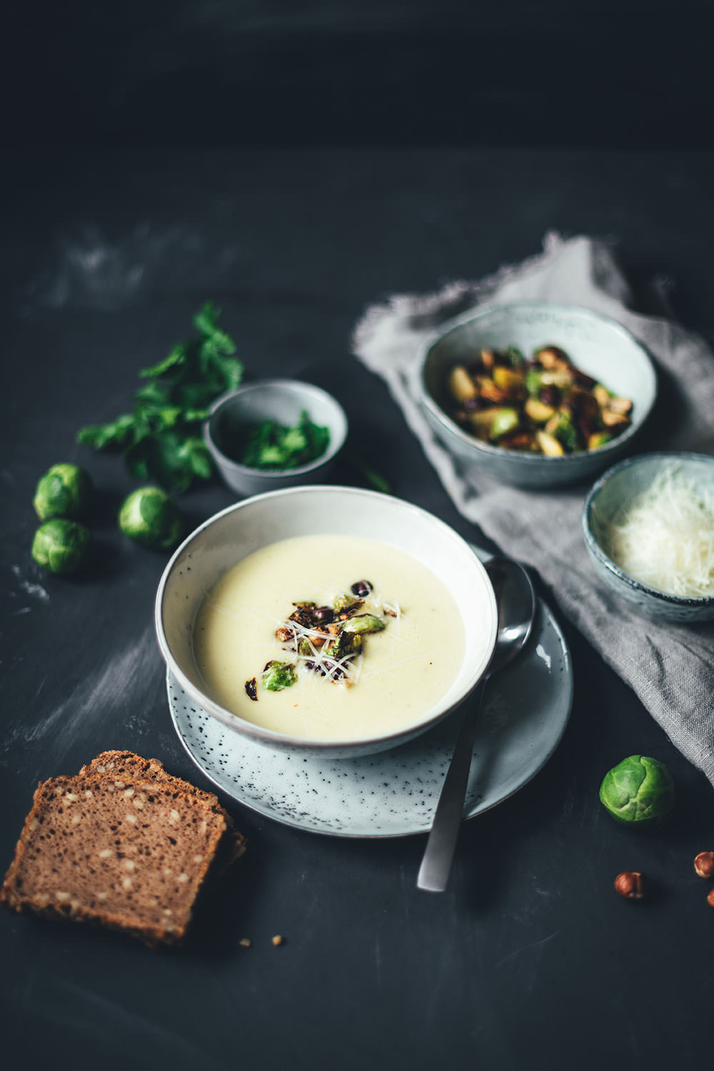 Rezept für Rosenkohl-Creme-Suppe mit Pecorino und Haselnüssen | moeyskitchen.com #rosenkohl #suppe #cremesuppe #rosenkohlsuppe #winter #vegetarisch #soulfood #veggie #rezepte #foodblogger