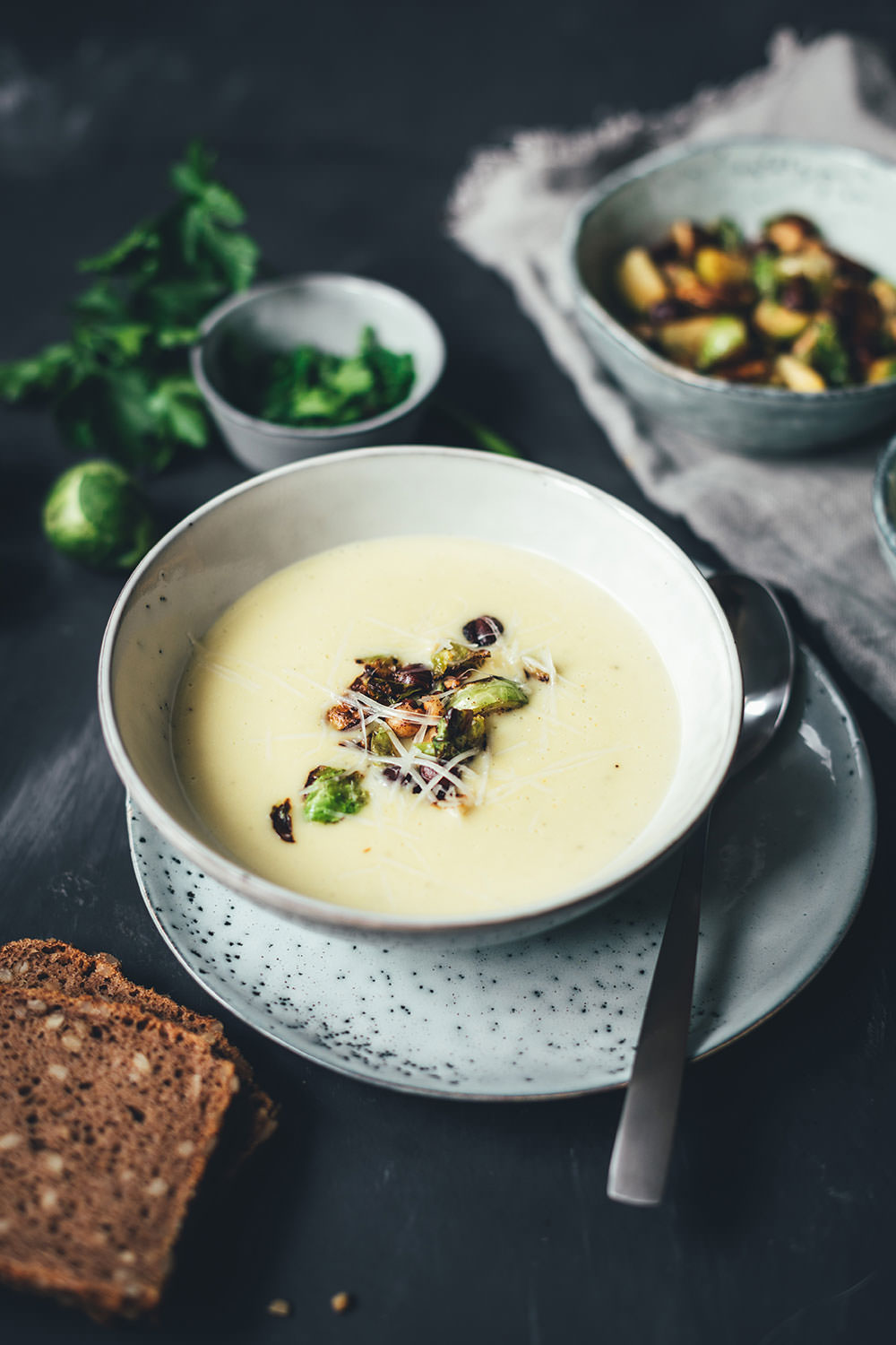 Rezept für Rosenkohl-Creme-Suppe mit Pecorino und Haselnüssen | moeyskitchen.com #rosenkohl #suppe #cremesuppe #rosenkohlsuppe #winter #vegetarisch #soulfood #veggie #rezepte #foodblogger