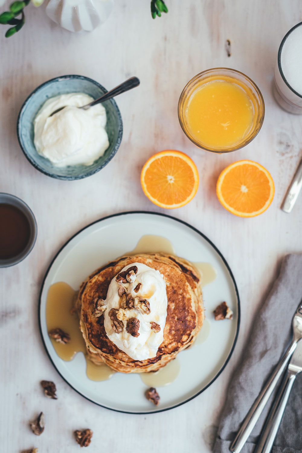 Rezept für saftige Carrot Cake Pancakes | Klassischer Möhrenkuchen verpackt in fluffig-weiche Buttermilch-Pancakes mit Frischkäse-Topping und knackigen Walnüssen | moeyskitchen.com #pfannkuchen #pancakes #frühstück #breakfast #carrotcake #carrotcakepancakes #creamcheesefrosting #foodblogger #rezepte #sonntagsfrühstück