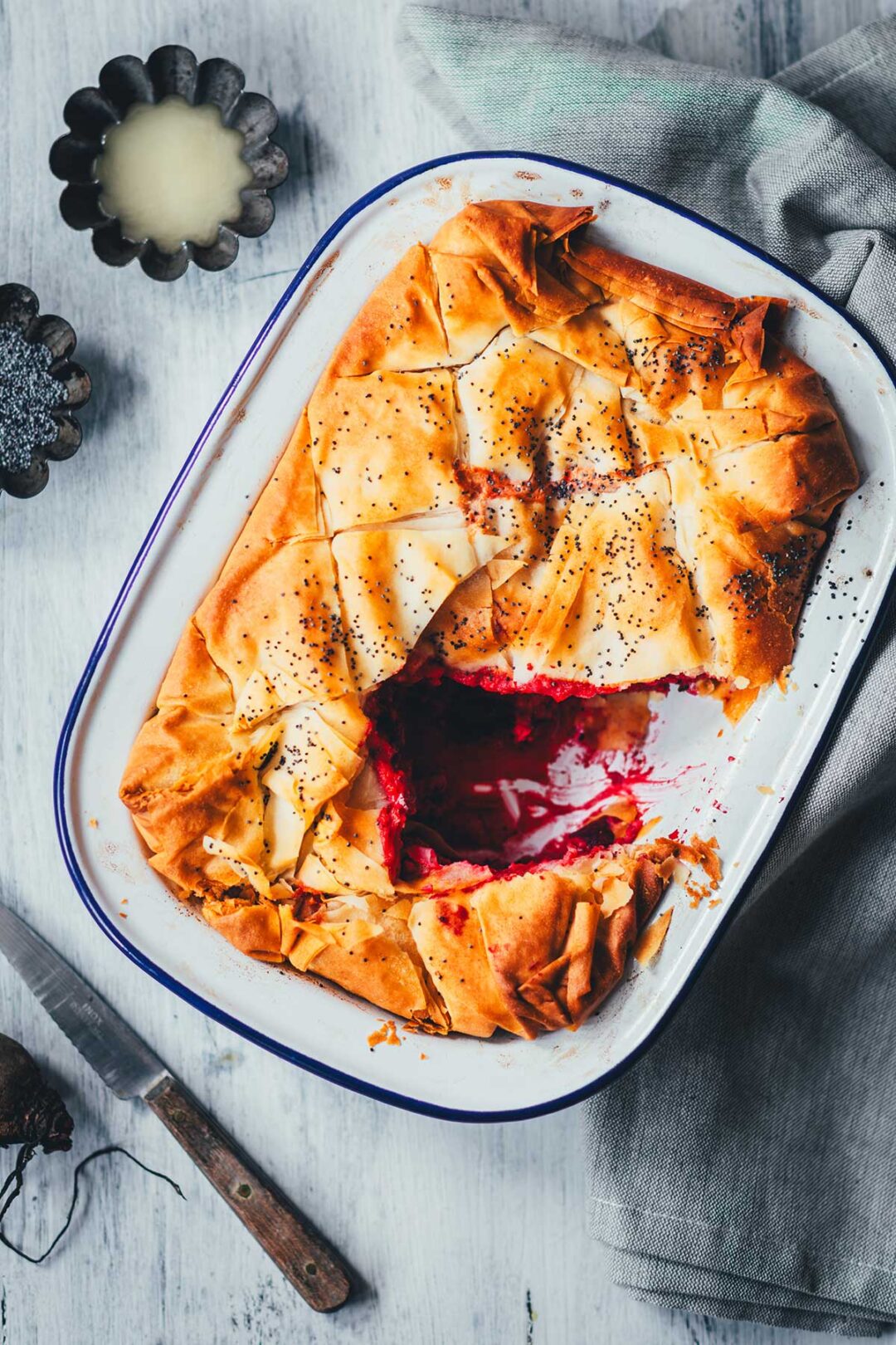 Rote Bete Spanakopita als kreative Rote Bete Quiche Variante mit knusprigem Filoteig, cremigem Ricotta und würzigem Feta. Eine besondere Kombination mit Rote Beete | moeyskitchen.com