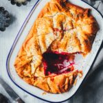 Rote Bete Spanakopita als kreative Rote Bete Quiche Variante mit knusprigem Filoteig, cremigem Ricotta und würzigem Feta. Eine besondere Kombination mit Rote Beete | moeyskitchen.com