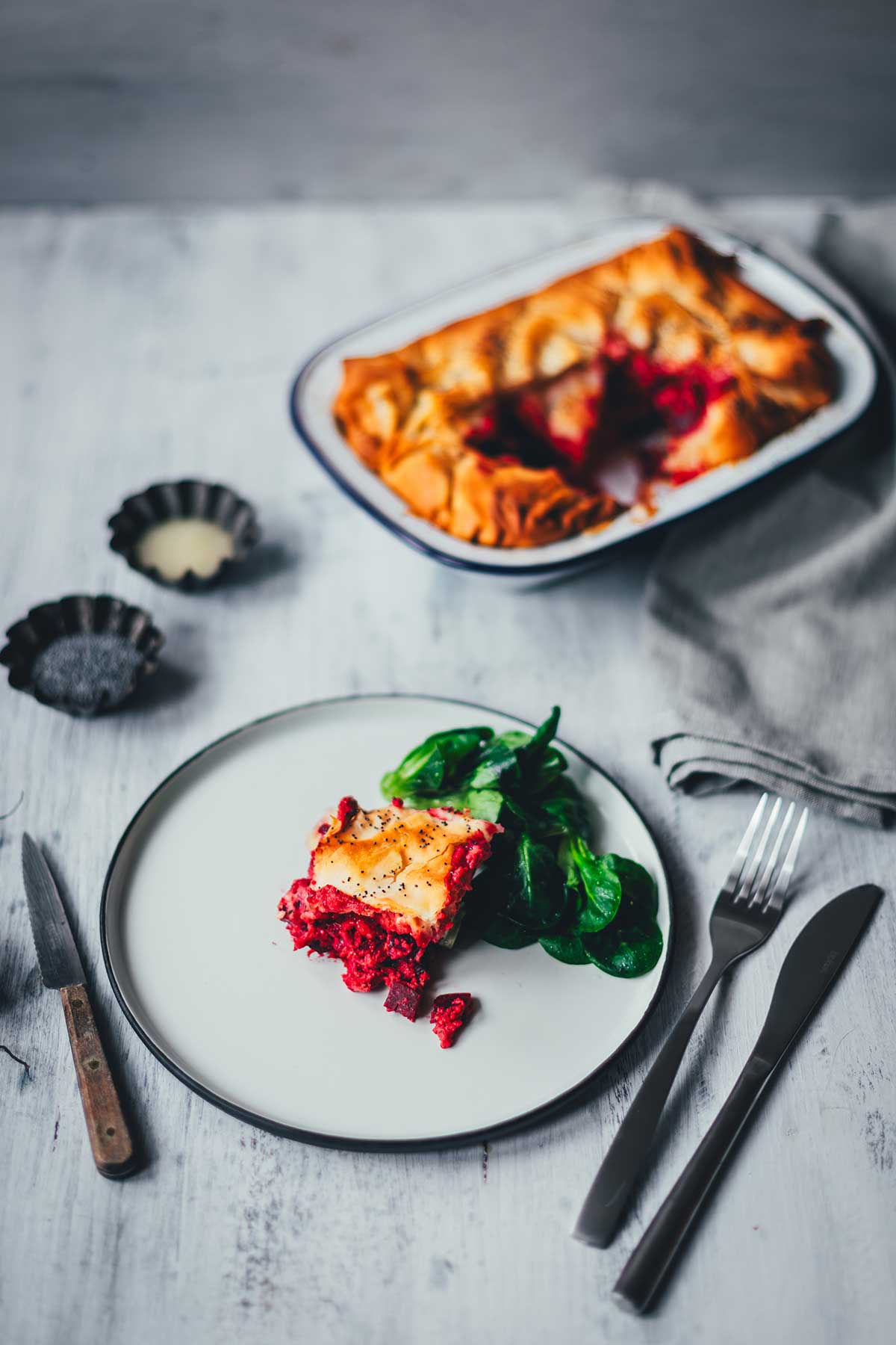 Rote Bete Spanakopita als kreative Rote Bete Quiche Variante mit knusprigem Filoteig, cremigem Ricotta und würzigem Feta. Eine besondere Kombination mit Rote Beete | moeyskitchen.com