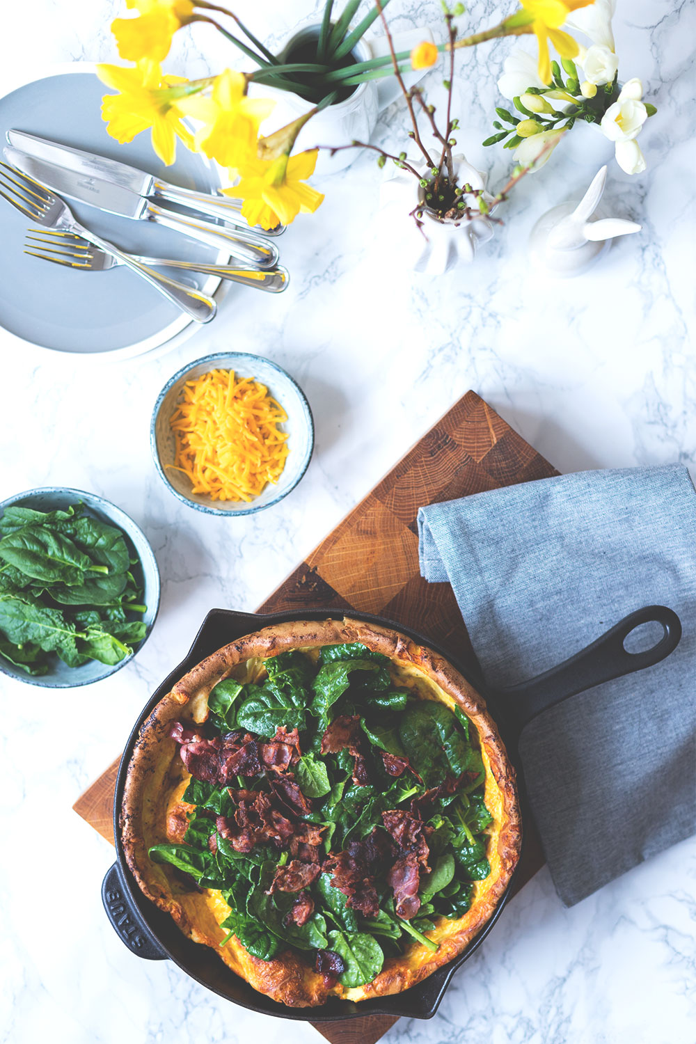 Rezept für herzhaften Dutch Baby Pancake mit Spinat, Cheddar und Bacon | Foodblogger-Osterbrunch | moeyskitchen.com