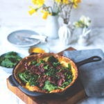 Rezept für herzhaften Dutch Baby Pancake mit Spinat, Cheddar und Bacon | Foodblogger-Osterbrunch | moeyskitchen.com