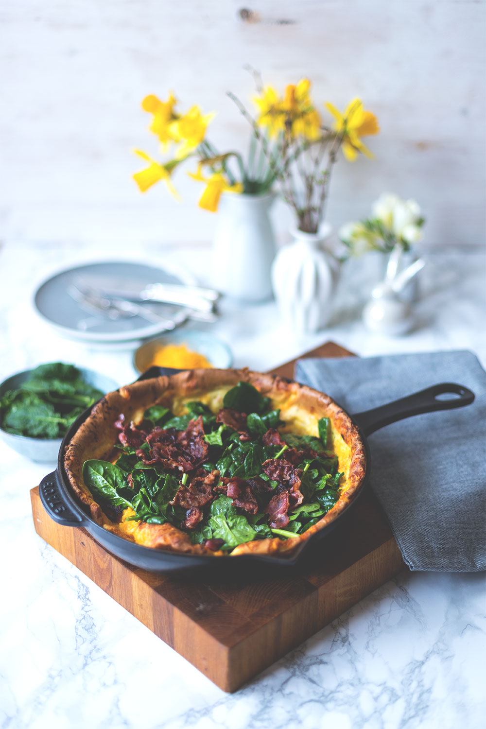 Rezept für herzhaften Dutch Baby Pancake mit Spinat, Cheddar und Bacon | Foodblogger-Osterbrunch | moeyskitchen.com