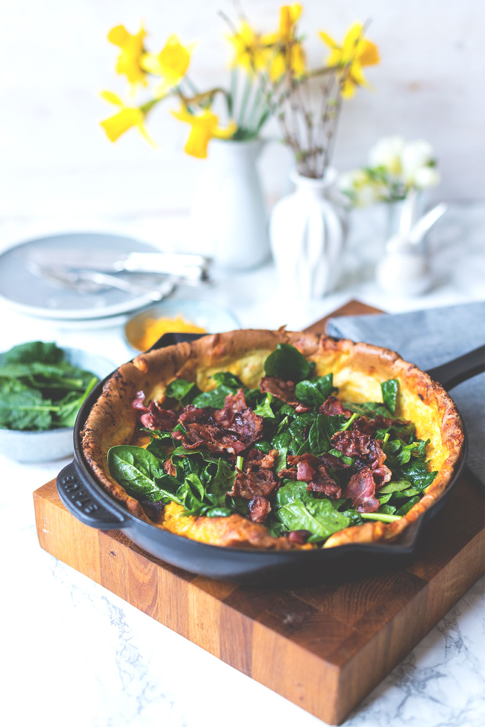 Rezept für herzhaften Dutch Baby Pancake mit Spinat, Cheddar und Bacon | Foodblogger-Osterbrunch | moeyskitchen.com