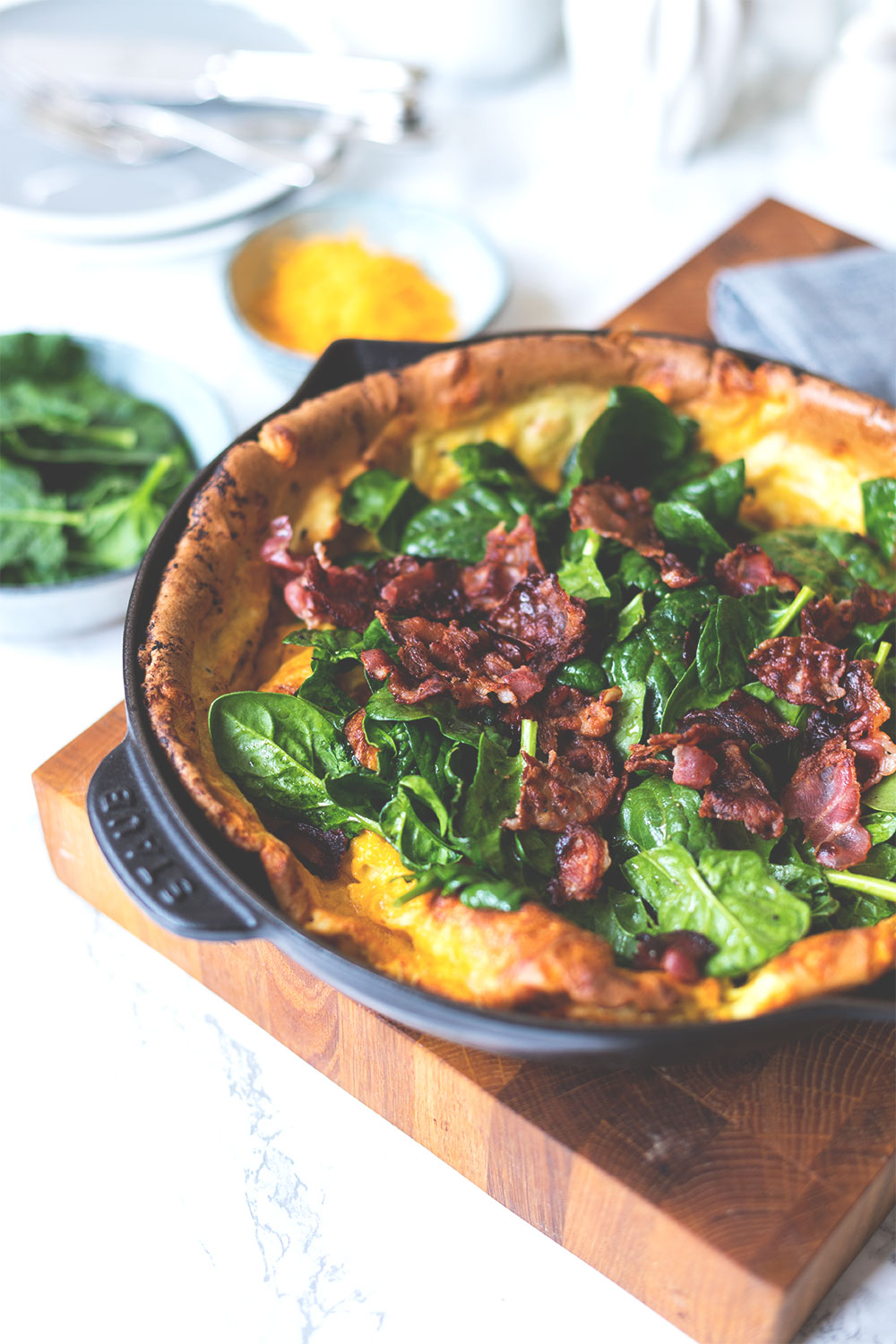 Rezept für herzhaften Dutch Baby Pancake mit Spinat, Cheddar und Bacon | Foodblogger-Osterbrunch | moeyskitchen.com