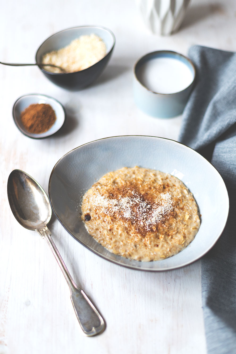 Rezept für schnelles Kokos-Porridge | vegan und mit Kokosblütenzucker | The Sunday Breakfast Club | moeyskitchen.com
