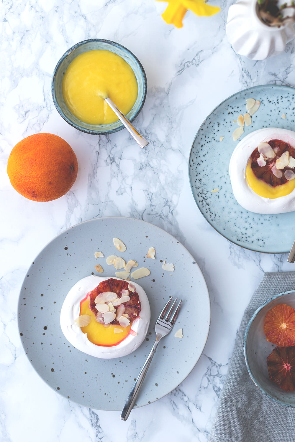 Rezept für Mini-Pavlovas mit Lemon Curd und Blutorangen | Foodblogger-Osterbrunch | moeyskitchen.com
