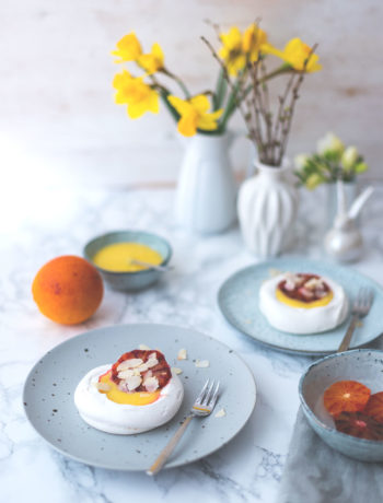 Rezept für Mini-Pavlovas mit Lemon Curd und Blutorangen | Foodblogger-Osterbrunch | moeyskitchen.com