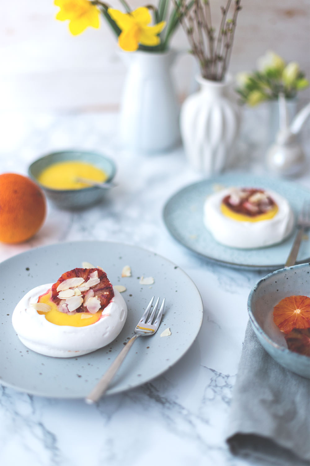 Rezept für Mini-Pavlovas mit Lemon Curd und Blutorangen | Foodblogger-Osterbrunch | moeyskitchen.com