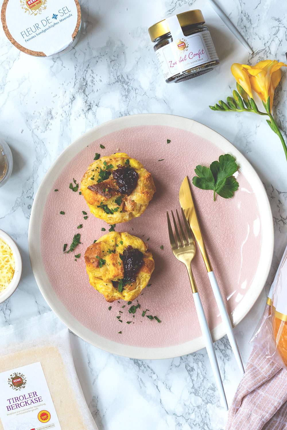 Werbung: Rezept für herzhafte French Toast Muffins mit REWE Feine Welt Produkten | Osterbrunch | moeyskitchen.com
