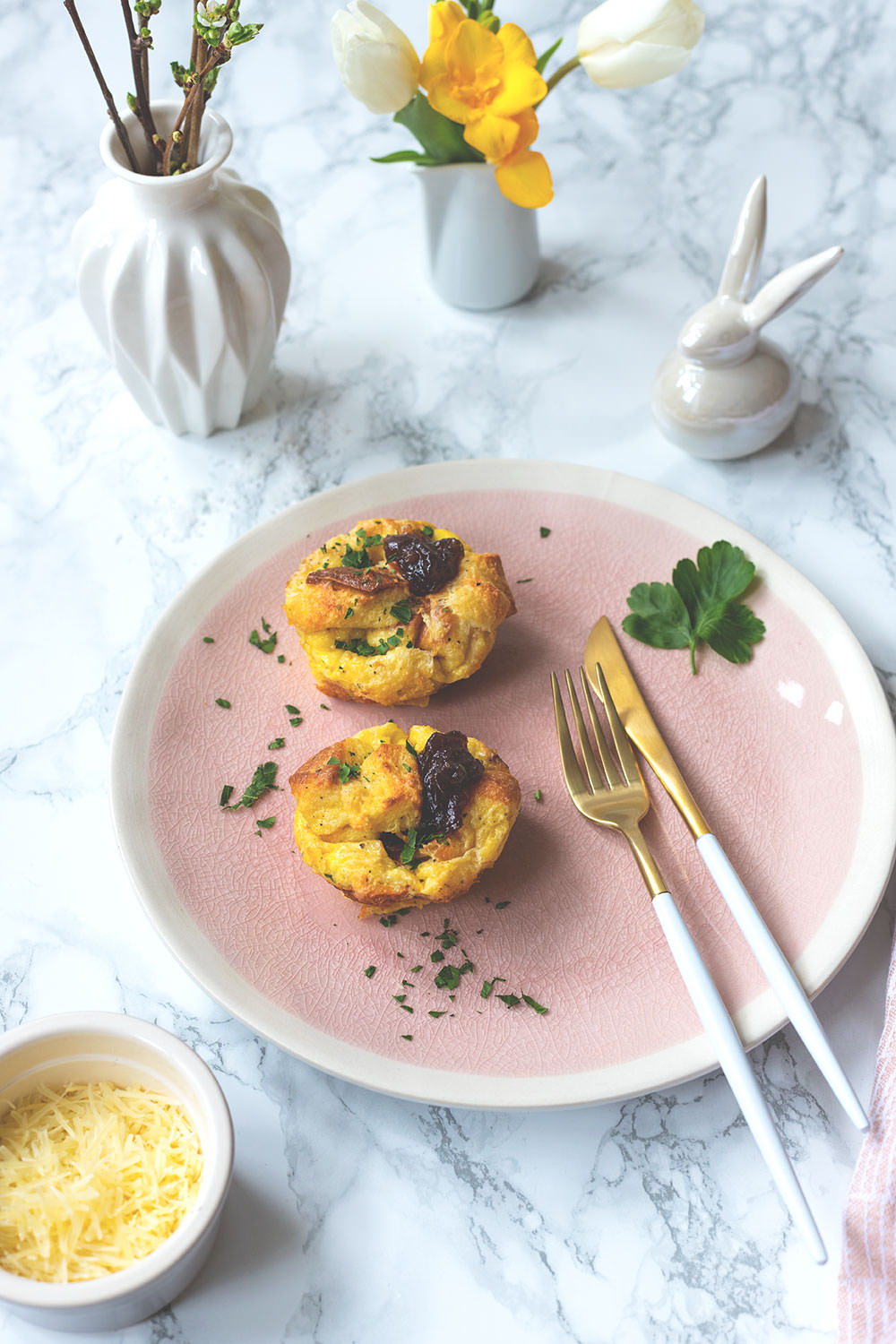 Werbung: Rezept für herzhafte French Toast Muffins mit REWE Feine Welt Produkten | Osterbrunch | moeyskitchen.com