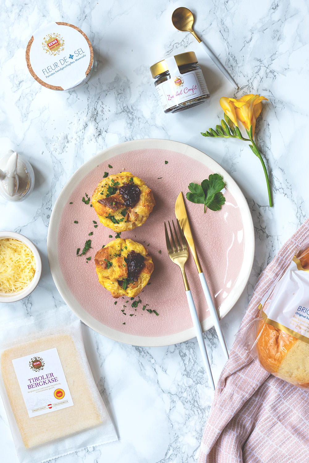 Werbung: Rezept für herzhafte French Toast Muffins mit REWE Feine Welt Produkten | Osterbrunch | moeyskitchen.com
