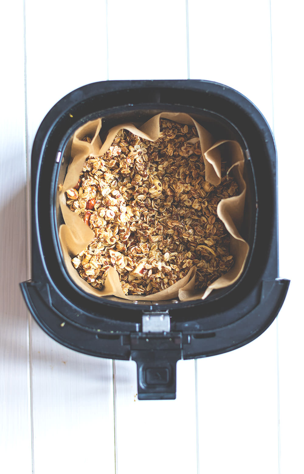 Rezept für Ahornsirup-Nuss-Granola aus dem Airfryer | Schnelles Knuspermüsli aus der Heißluftfritteuse | moeyskitchen.com