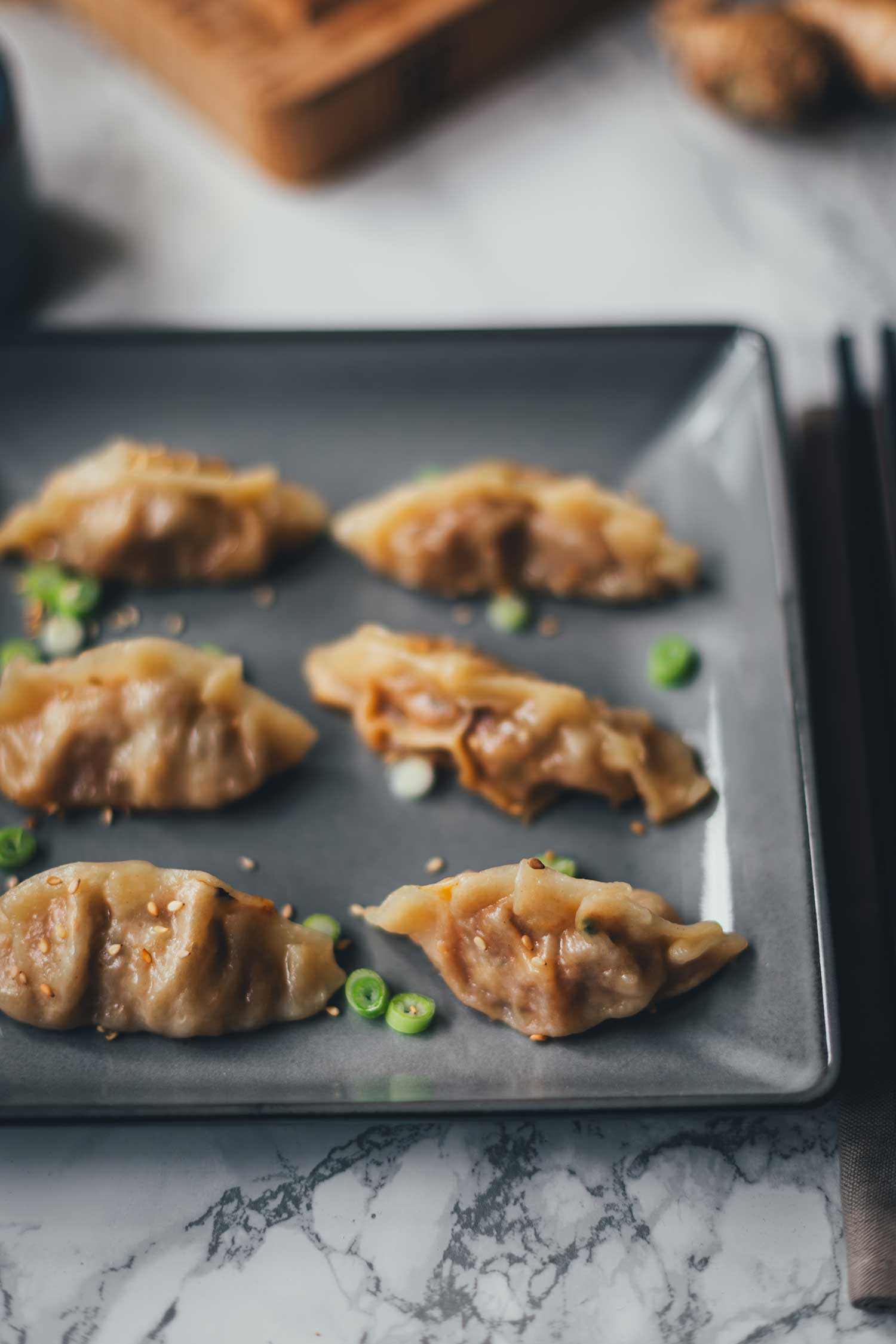 Servierte japanische Gyoza mit Sesam und Frühlingszwiebeln