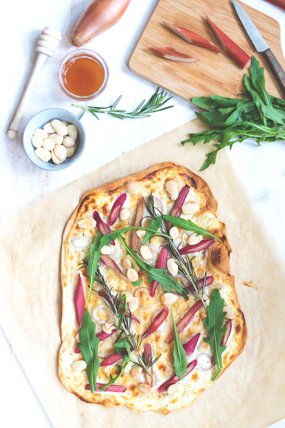 Rezept für Rhabarber-Flammkuchen mit Ziegenfrischkäse und Mandeln | moeyskitchen.com