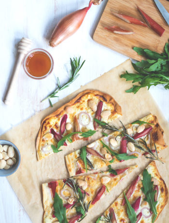 Rezept für Rhabarber-Flammkuchen mit Ziegenfrischkäse und Mandeln | moeyskitchen.com