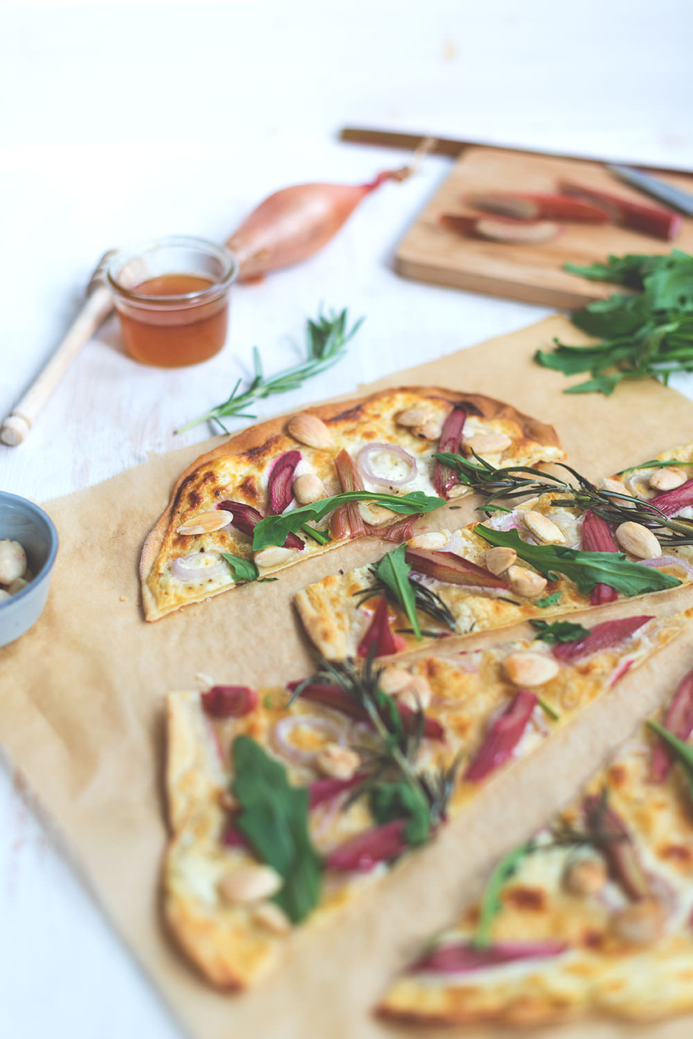 Rezept für Rhabarber-Flammkuchen mit Ziegenfrischkäse und Mandeln | moeyskitchen.com