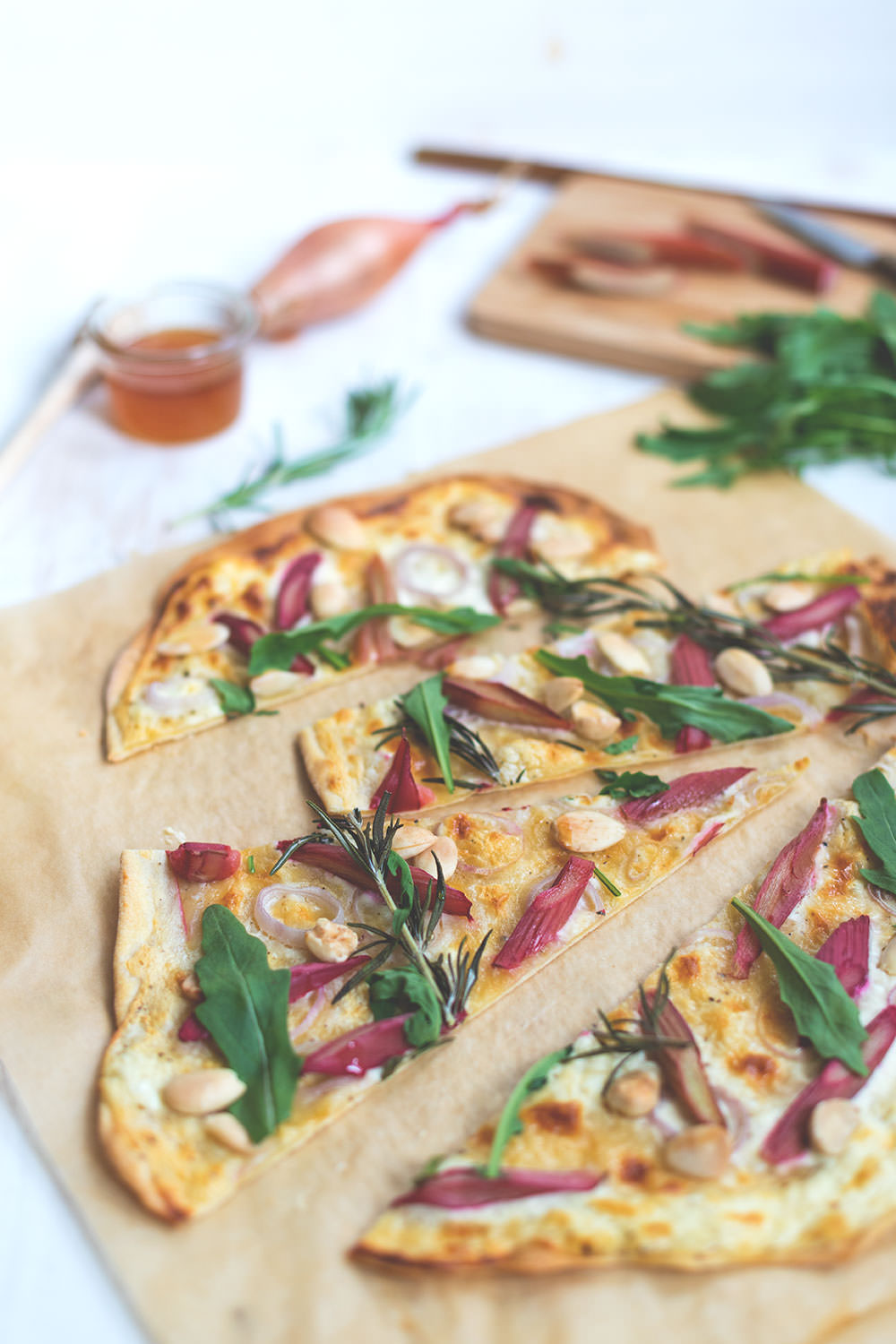 Rezept für Rhabarber-Flammkuchen mit Ziegenfrischkäse und Mandeln | moeyskitchen.com
