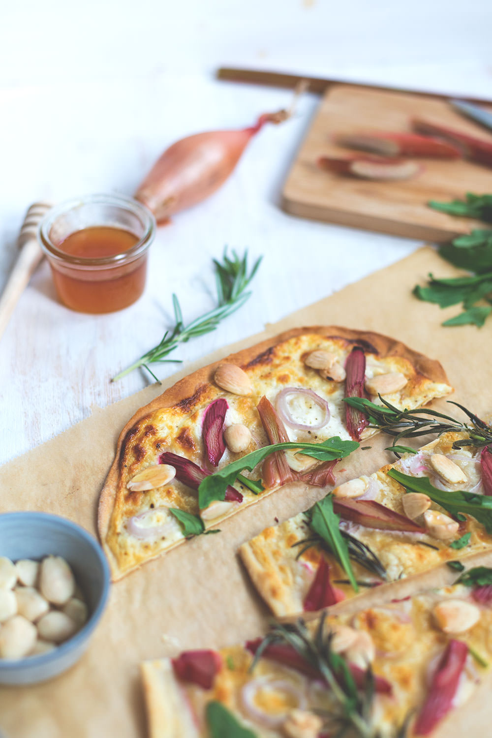 Rezept für Rhabarber-Flammkuchen mit Ziegenfrischkäse und Mandeln | moeyskitchen.com