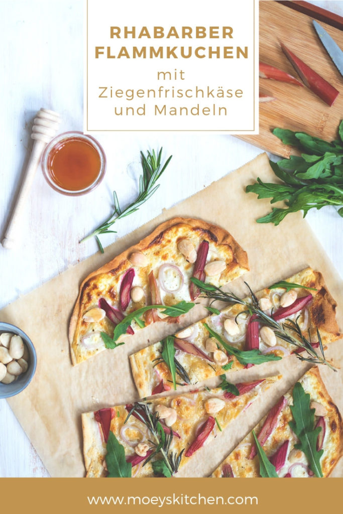 Rezept für knusprigen Flammkuchen mit Rhabarber, Ziegenfrischkäse und Mandeln | vegetarisches Flammkuchen-Rezept für den Frühling | moeyskitchen.com #rhabarber #flammkuchen #frühling #rezepte #foodblogger