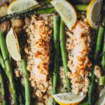Lachs mit Spargel und Kartoffeln vom Blech mit knuspriger Kruste, angerichtet auf dem Backblech