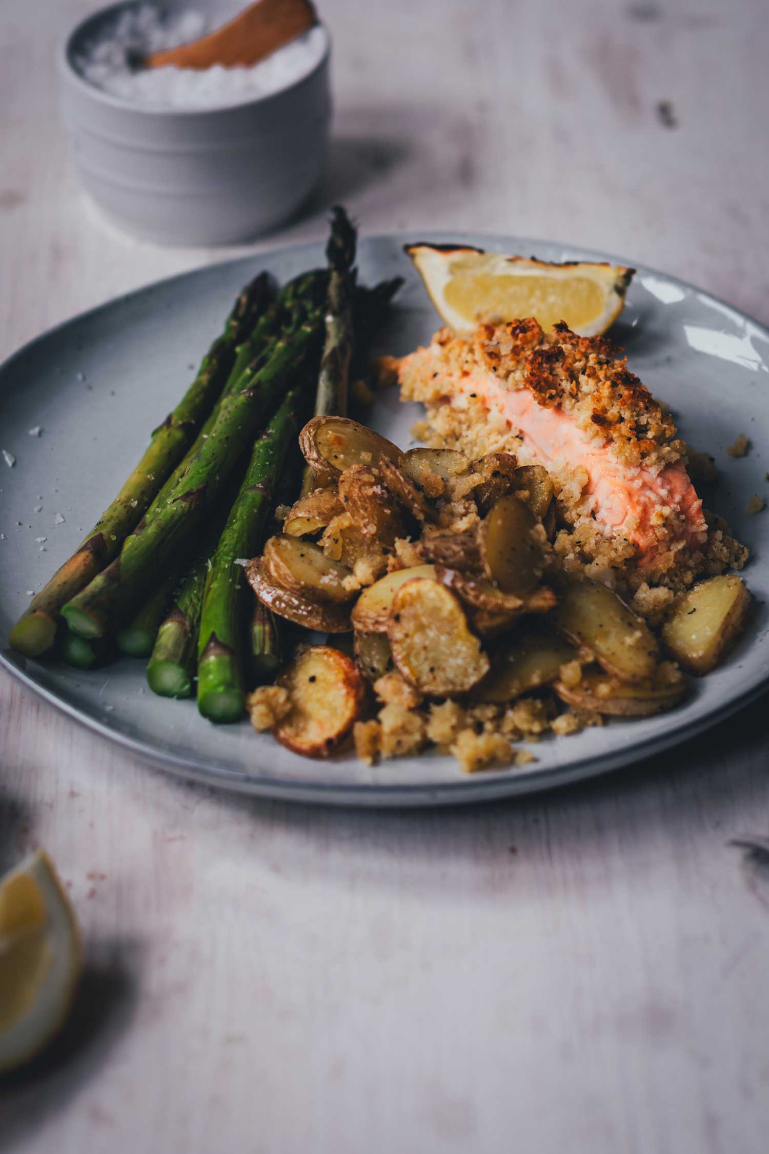 Ofenlachs mit Spargel und knuspriger Bröselkruste im Detail