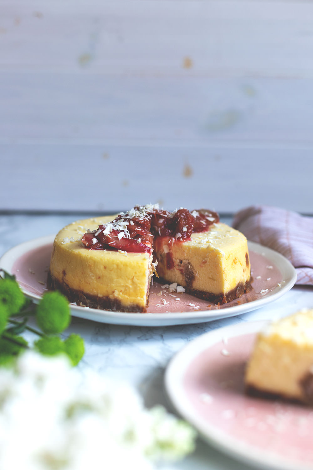 Rhabarber-Cheesecake aus dem Varoma | Rezept für den Thermomix | moeyskitchen.com