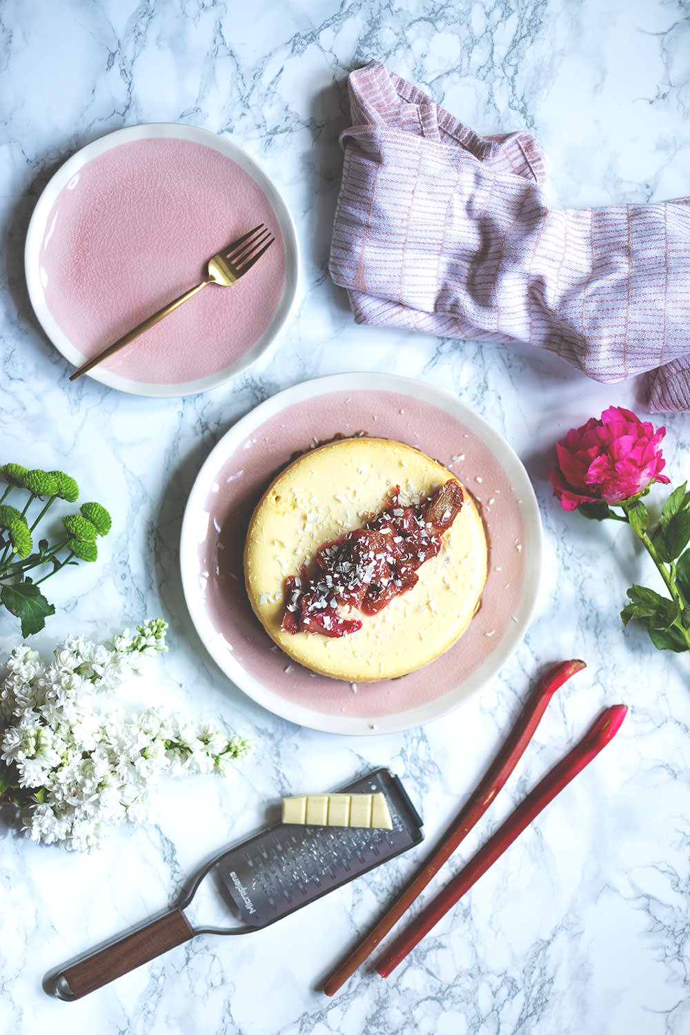 Rhabarber-Cheesecake aus dem Varoma | Rezept für den Thermomix | moeyskitchen.com