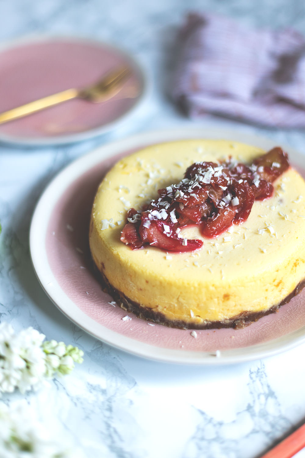Rhabarber-Cheesecake aus dem Varoma | Rezept für den Thermomix | moeyskitchen.com