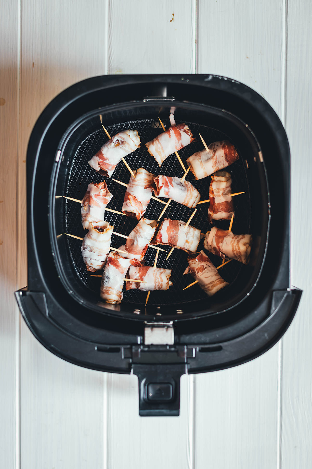 Rezeptidee für den spanischen Tapas-Klassiker Datteln im Speckmantel. Statt aus der Pfanne hier in einer Version aus dem Airfryer bzw. der Heißluftfritteuse. Mit nur drei Zutaten und in 10 Minuten lässt sich dieser Snack auf den Tisch zaubern. Probiert es mal aus! | moeyskitchen.com
