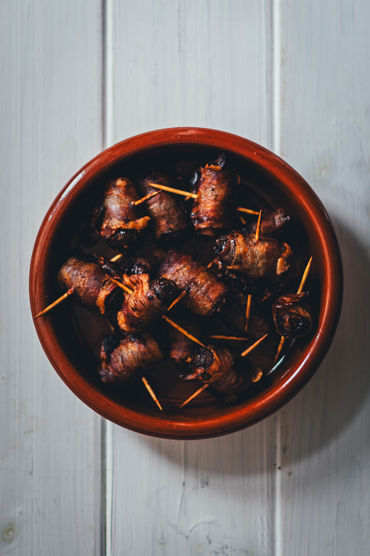 Rezeptidee für den spanischen Tapas-Klassiker Datteln im Speckmantel. Statt aus der Pfanne hier in einer Version aus dem Airfryer bzw. der Heißluftfritteuse. Mit nur drei Zutaten und in 10 Minuten lässt sich dieser Snack auf den Tisch zaubern. Probiert es mal aus! | moeyskitchen.com