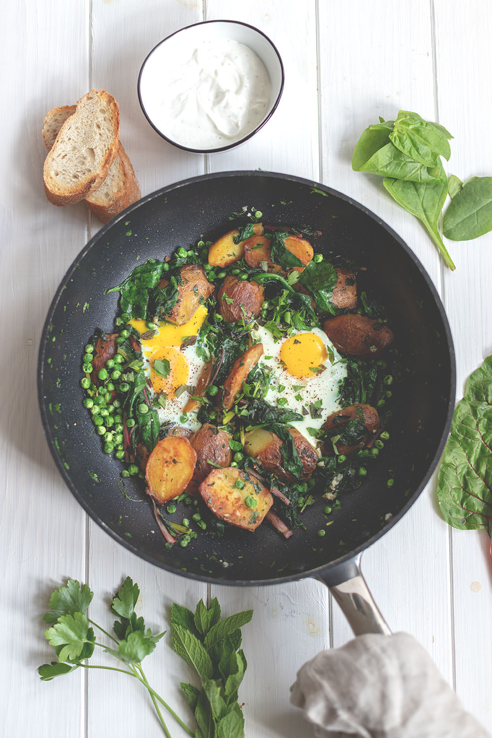 Rezept für grüne Shakshuka mit Mangold, Spinat und neuen Kartoffeln | Saisonal schmeckt's besser | moeyskitchen.com