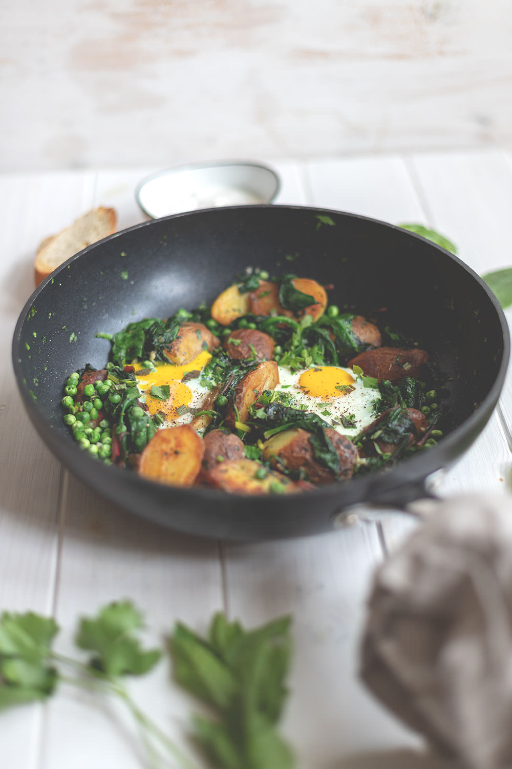 Rezept für grüne Shakshuka mit Mangold, Spinat und neuen Kartoffeln | Saisonal schmeckt's besser | moeyskitchen.com