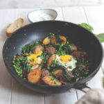 Rezept für grüne Shakshuka mit Mangold, Spinat und neuen Kartoffeln | Saisonal schmeckt's besser | moeyskitchen.com