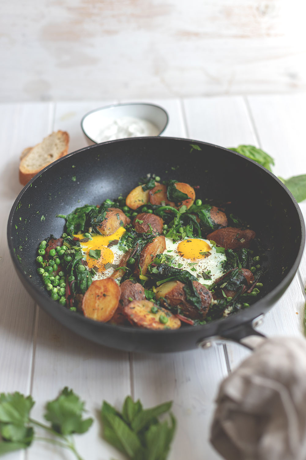 Rezept für grüne Shakshuka mit Mangold, Spinat und neuen Kartoffeln | Saisonal schmeckt's besser | moeyskitchen.com