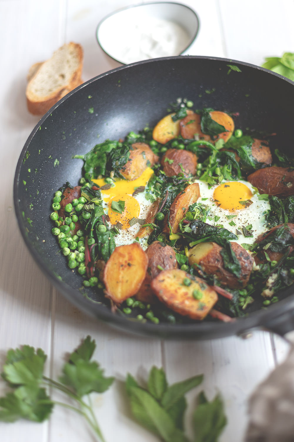 Rezept für grüne Shakshuka mit Mangold, Spinat und neuen Kartoffeln | Saisonal schmeckt's besser | moeyskitchen.com