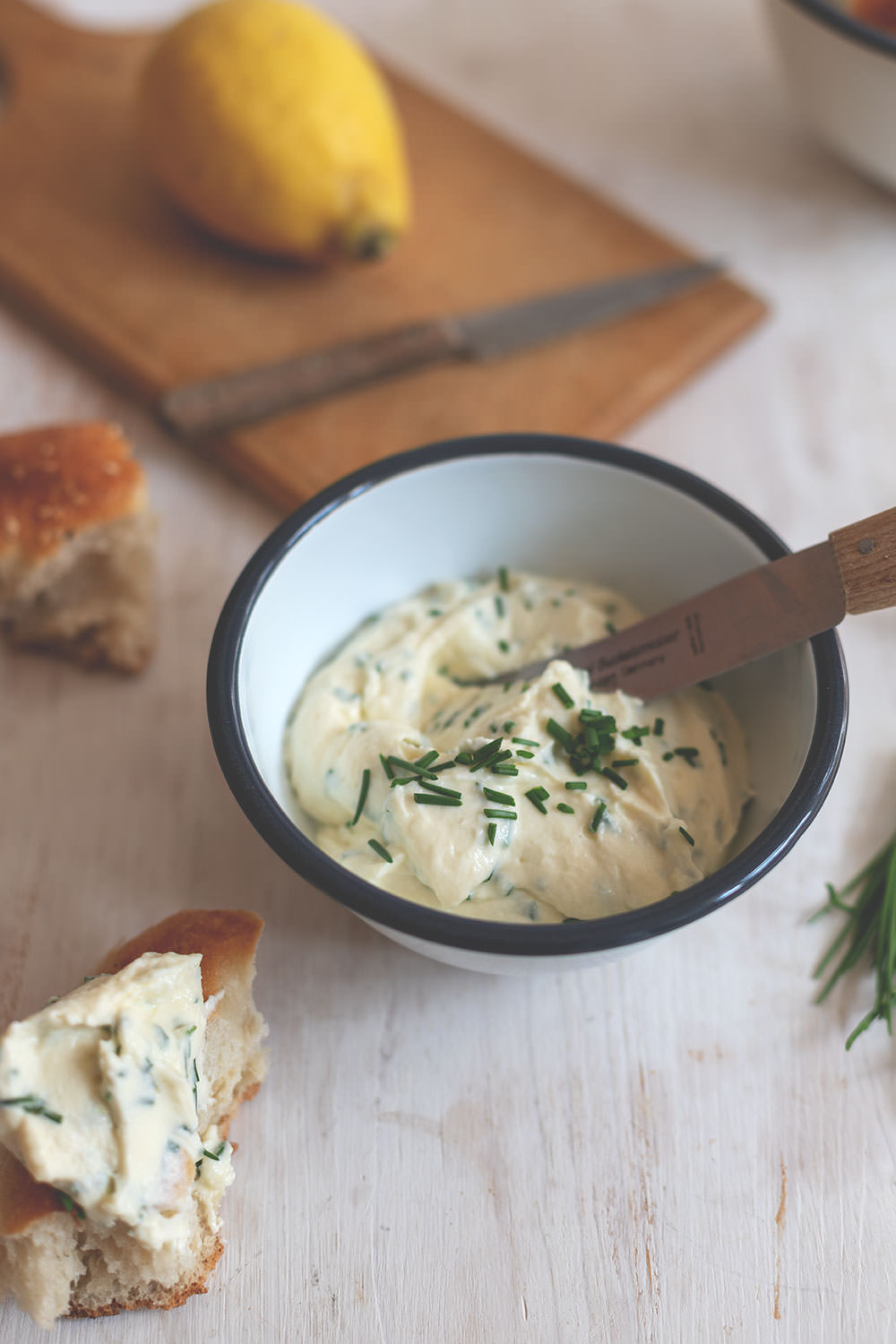 Rezept für selbst gemachten Frischkäse aus Vollmilch | Thermomix-Donnerstag (TM5) | moeyskitchen.com
